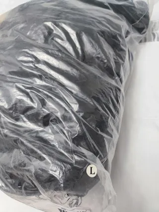 Chaqueta negra con capucha y pelo