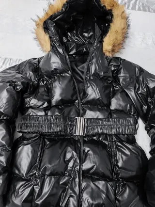 Chaqueta negra con capucha y pelo