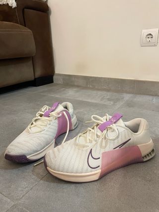 Nike Metcon 9 Rosa y Blanco