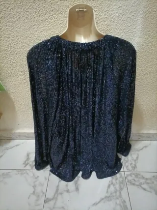 Blusa azul con lentejuelas