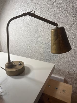 Lámpara de mesa industrial dorada