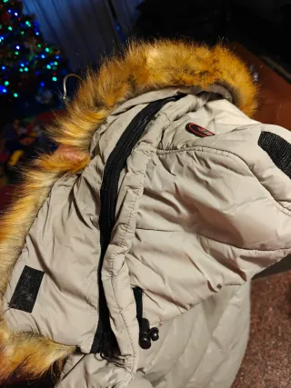 Chaqueta beige acolchada con capucha