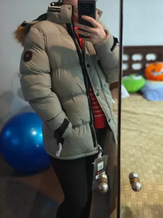 Chaqueta beige acolchada con capucha