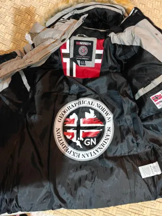 Chaqueta beige acolchada con capucha