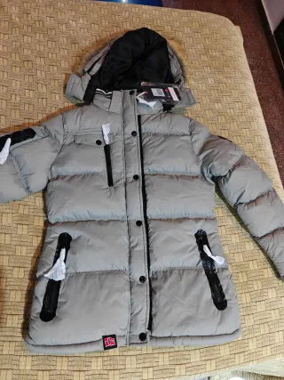 Chaqueta beige acolchada con capucha