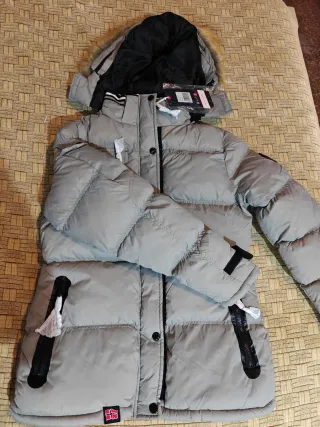 Chaqueta beige acolchada con capucha