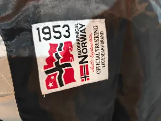 Chaqueta beige acolchada con capucha