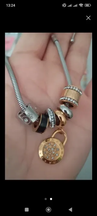 Pulsera con charms y candado dorado