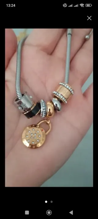 Pulsera con charms y candado dorado