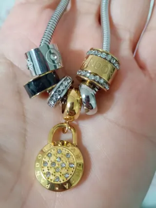 Pulsera con charms y candado dorado