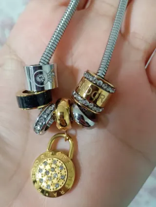 Pulsera con charms y candado dorado