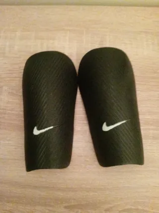 Espinilleras Nike Negras