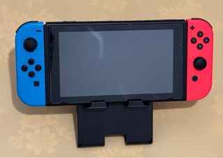 Nintendo Switch + controller Mario, accessori, microSD