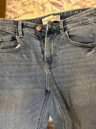 Pantalón vaquero Stradivarius Talla 34