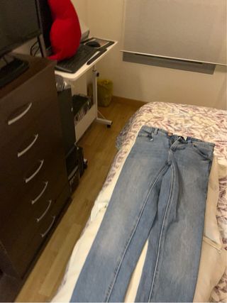 Pantalón vaquero Stradivarius Talla 34