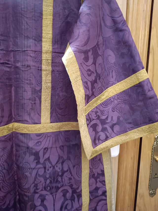 Dalmatica Morada Damasco S. XIX