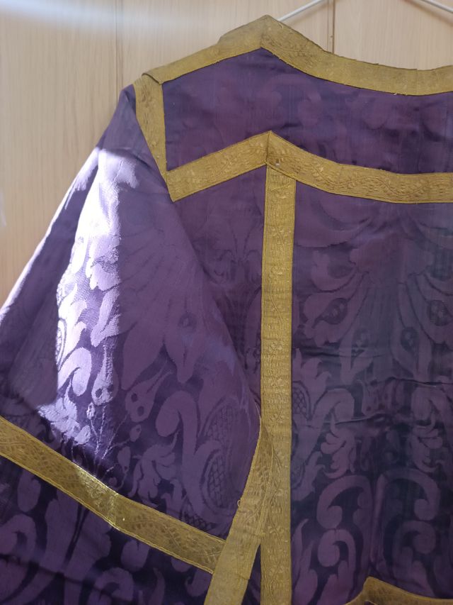 Dalmatica Morada Damasco S. XIX
