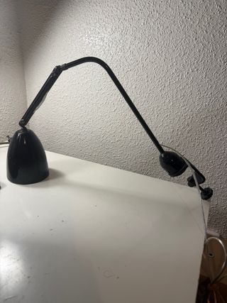 Lámpara de mesa industrial negra