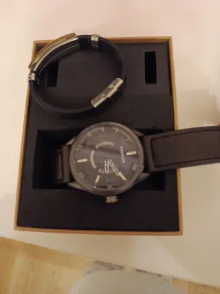 Reloj Tubular con Pulsera Negra y Marrón