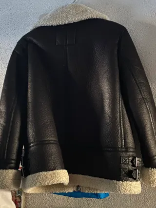 Chaqueta borrego marrón oscuro.