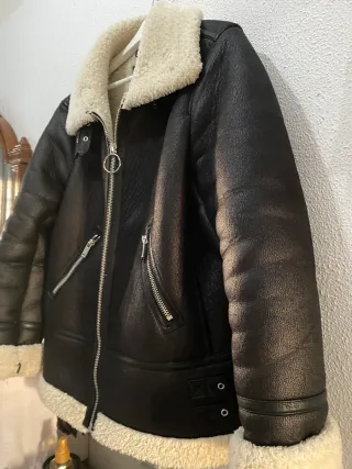 Chaqueta borrego marrón oscuro.