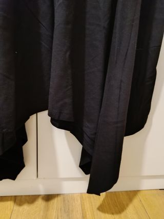 Falda negra con bordado multicolor