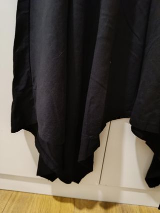 Falda negra con bordado multicolor