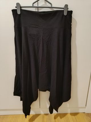 Falda negra con bordado multicolor