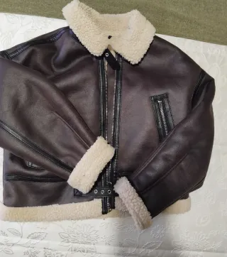 Cazadora efecto piel forrada mujer