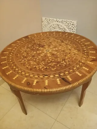 Mesa de madera antigua decorada Arabi