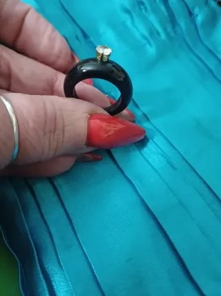 Anello nero con pietra