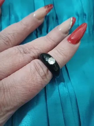Anello nero con pietra