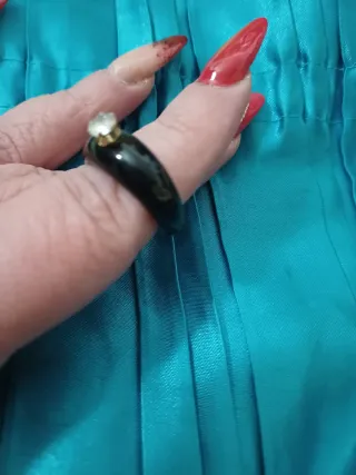 Anello nero con pietra