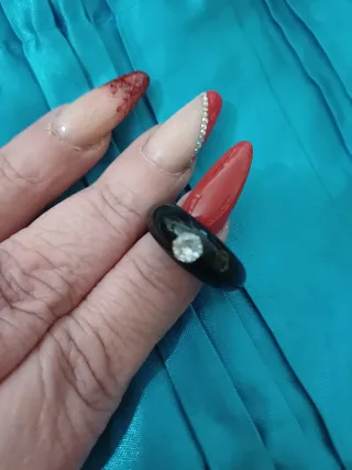 Anello nero con pietra