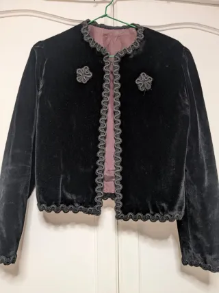 Chaqueta de terciopelo negra y falda
