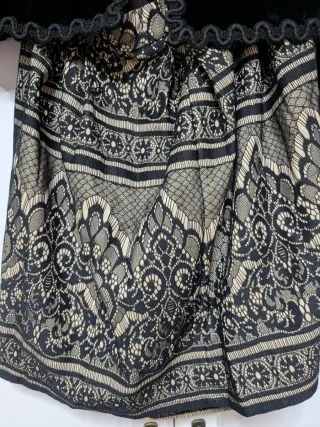 Chaqueta de terciopelo negra y falda