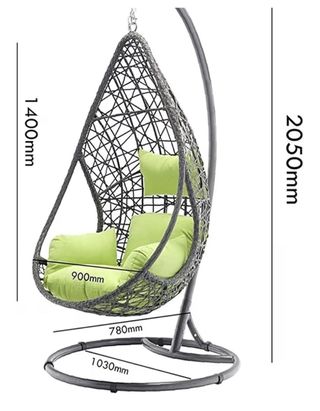 Sillón Colgante Mimbre y Cojines grises.