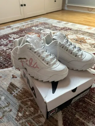 Zapatillas Fila Blancas y Rosas