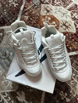 Zapatillas Fila Blancas y Rosas