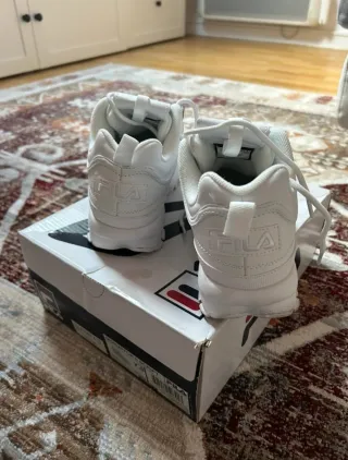 Zapatillas Fila Blancas y Rosas