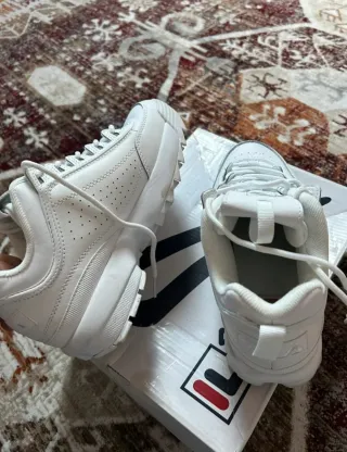 Zapatillas Fila Blancas y Rosas