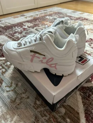 Zapatillas Fila Blancas y Rosas