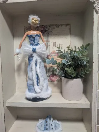 Muñeca Barbie con vestido azul y tiara