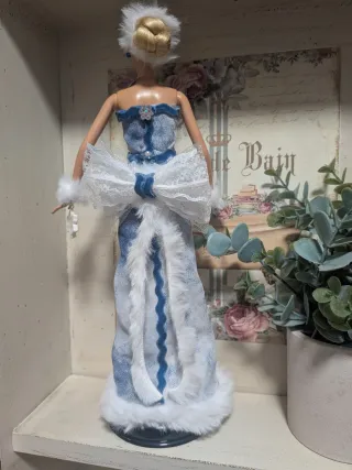 Muñeca Barbie con vestido azul y tiara