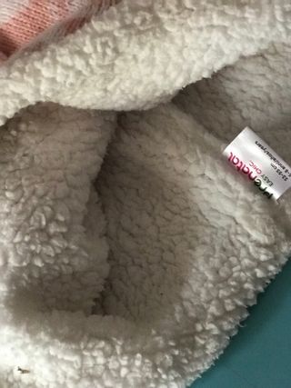 Berretto invernale con pompon e paraorecchie