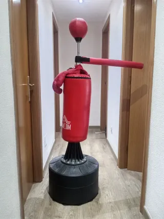 Saco de boxeo con guantes INCLUIDOS.