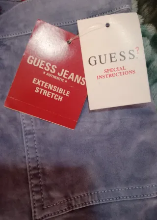 Pantalón Guess de procedencia USA