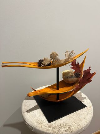 Figura decorativa hojas secas y mimbre