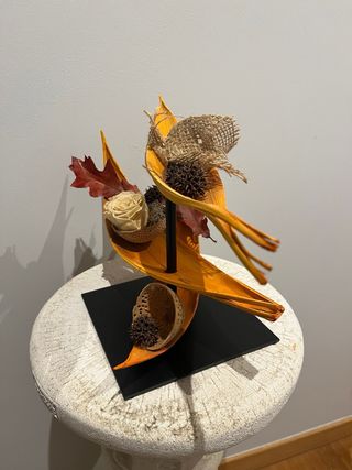 Figura decorativa hojas secas y mimbre