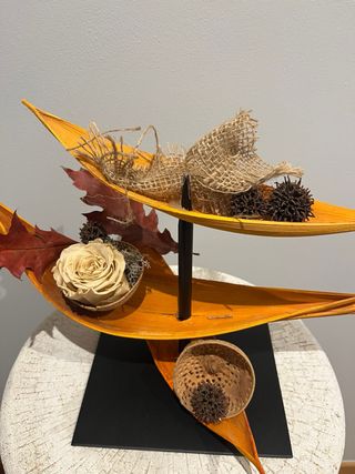 Figura decorativa hojas secas y mimbre